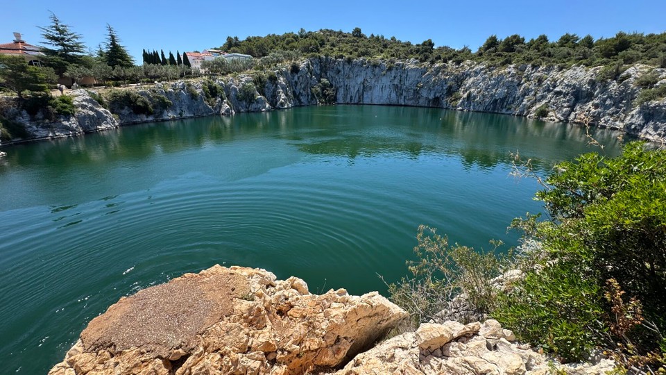Kroatien - Tuk Bjelopoljski - Der See besteht aus Salzwasser und wird unterirdisch durch das Meer gespeist. Er ist zum Baden und Klippenspringen geeignet.