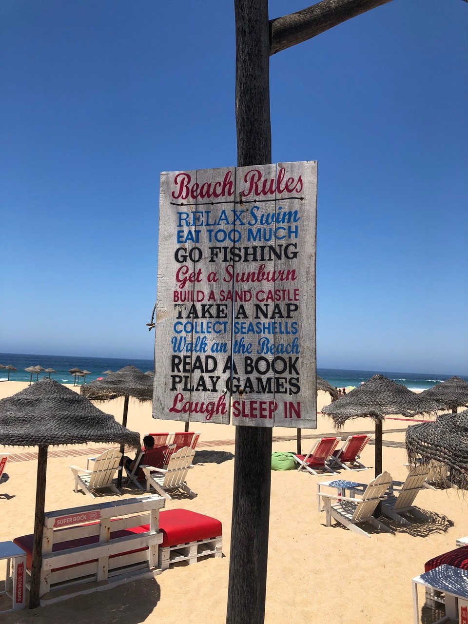 Portugal - Porto Covo - An einem Pfosten beim Strand war ein Schild angebracht angebracht.