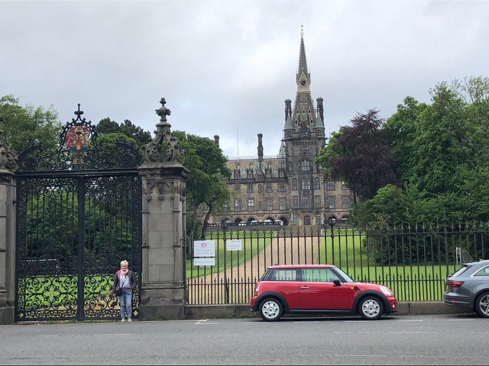 Vereinigtes Königreich - Edinburgh - Fettes College (ja das heißt wirklich so). Da ging auch J.K. Rowling zur Schule. Angeblich ist Hogwarts dieser Schule nachempfunden. Rowling streitet das aber ab.