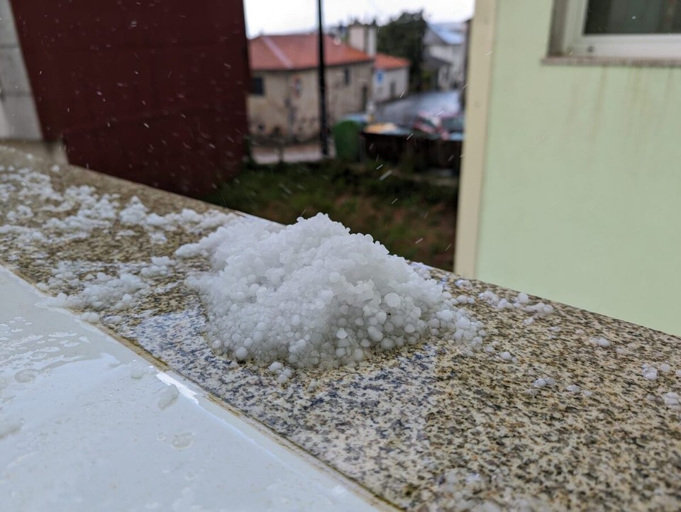 Spanien - Palas de Rei - Wer hätte gedacht, was hier ein kurzer Graupelschauer auf der Fensterbank hinterlässt.