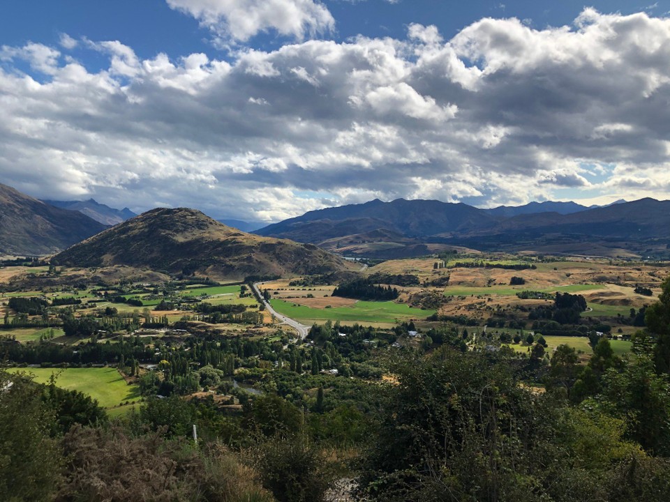 Neuseeland - Wanaka - Wunderbare Aussicht vom Crown Range Road Scenic Lookout vor Cardrona