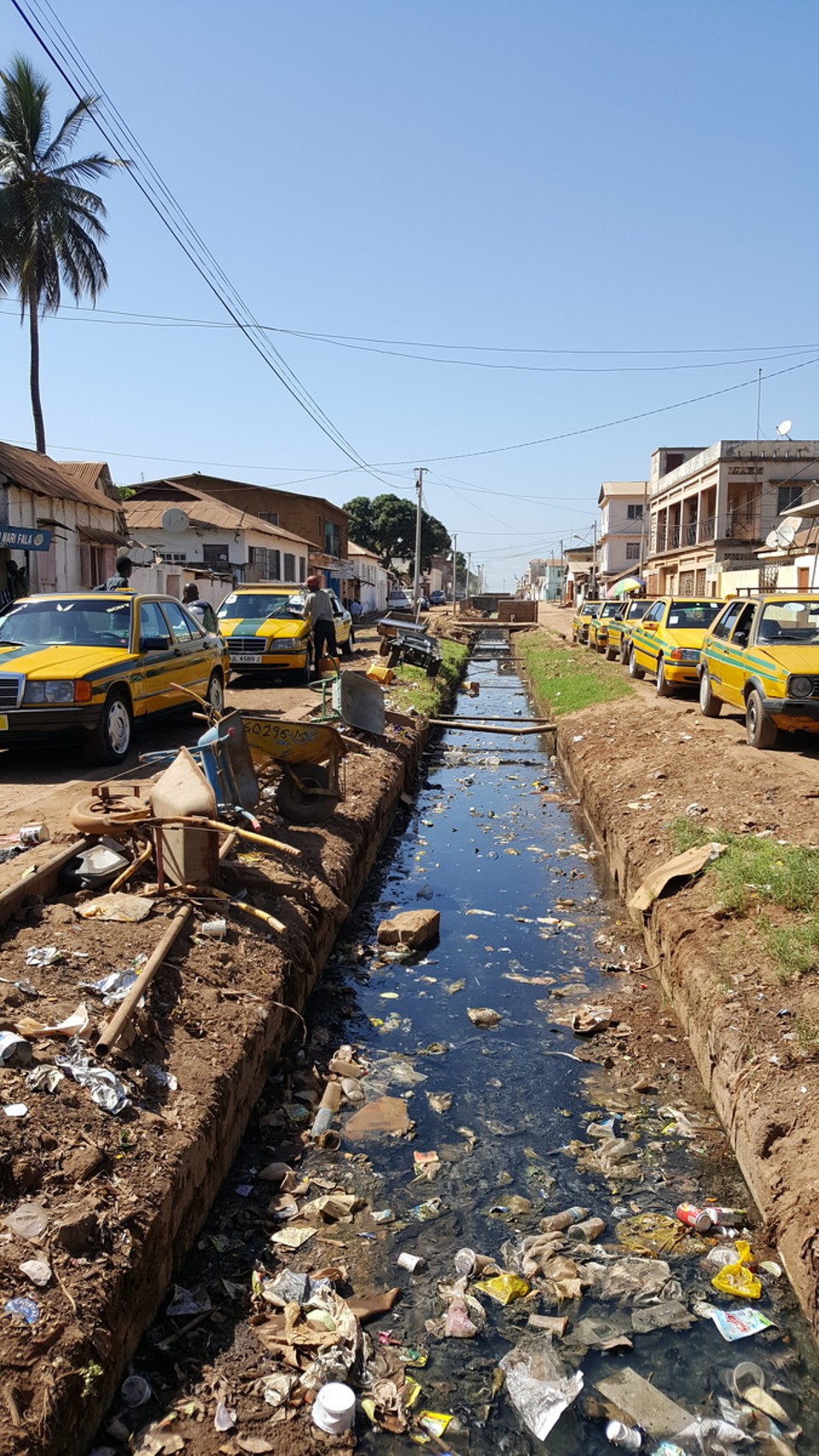Gambia - Banjul - Was hierin der Regenzeit passiert kann sich jeder vorstellen.....