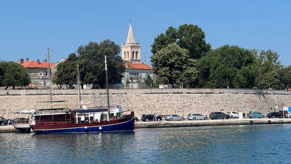 Kroatien - Zaton - Nach dem Frühstück fahren wir in die Innenstadt von Zadar. Ein Spaziergang durch die Altstadt gleicht einer Zeitreise durch die verschiedenen Epochen der spannenden 3000-jährigen Geschichte.