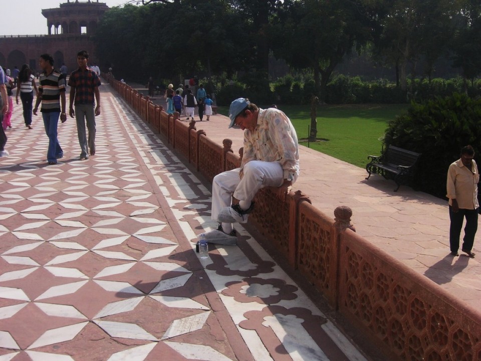 Indien - Agra - Die Terrasse des T.M. darf nur mit Filzschuhen betreten werden