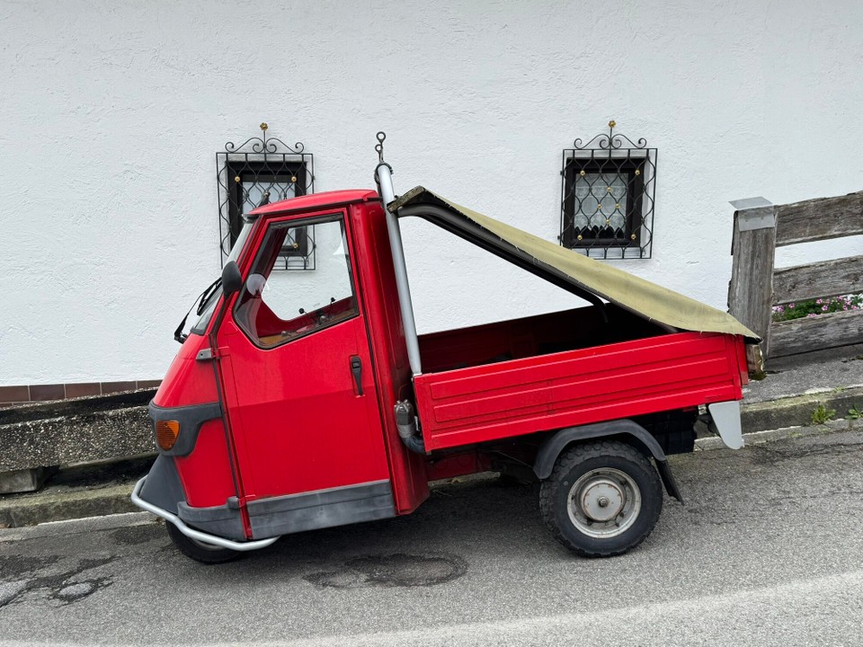 Deutschland - Mittenwald - … rotes Auto am Ende! 