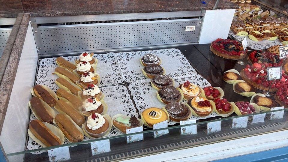 Frankreich - Cayeux-sur-Mer - Solche Köstlichkeiten bietet die örtliche Patesserie! Wo soll man denn da anfangen? 