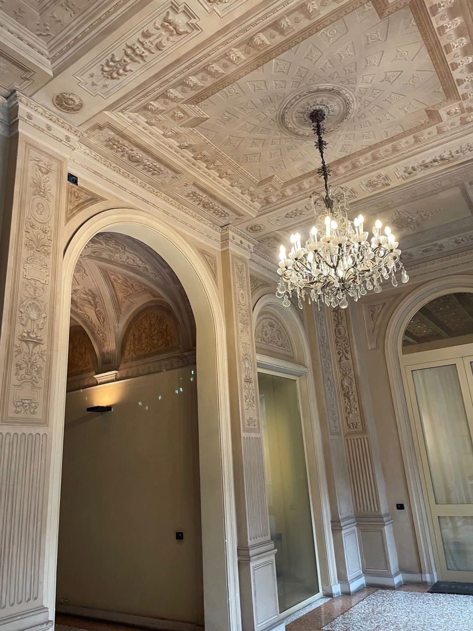 Italien - Bologna - Die restaurierten, eleganteren Eingänge führen meist zu Anwälten und Notaren