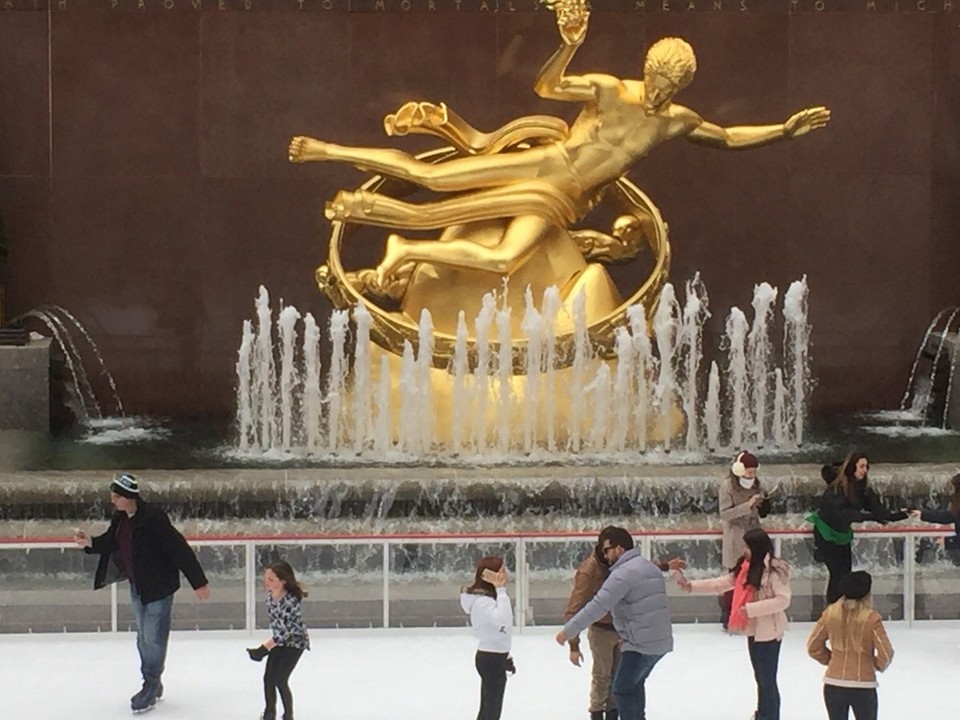 Vereinigte Staaten - New York - Eiskunstlauf vor dem Rockefeller Center 
