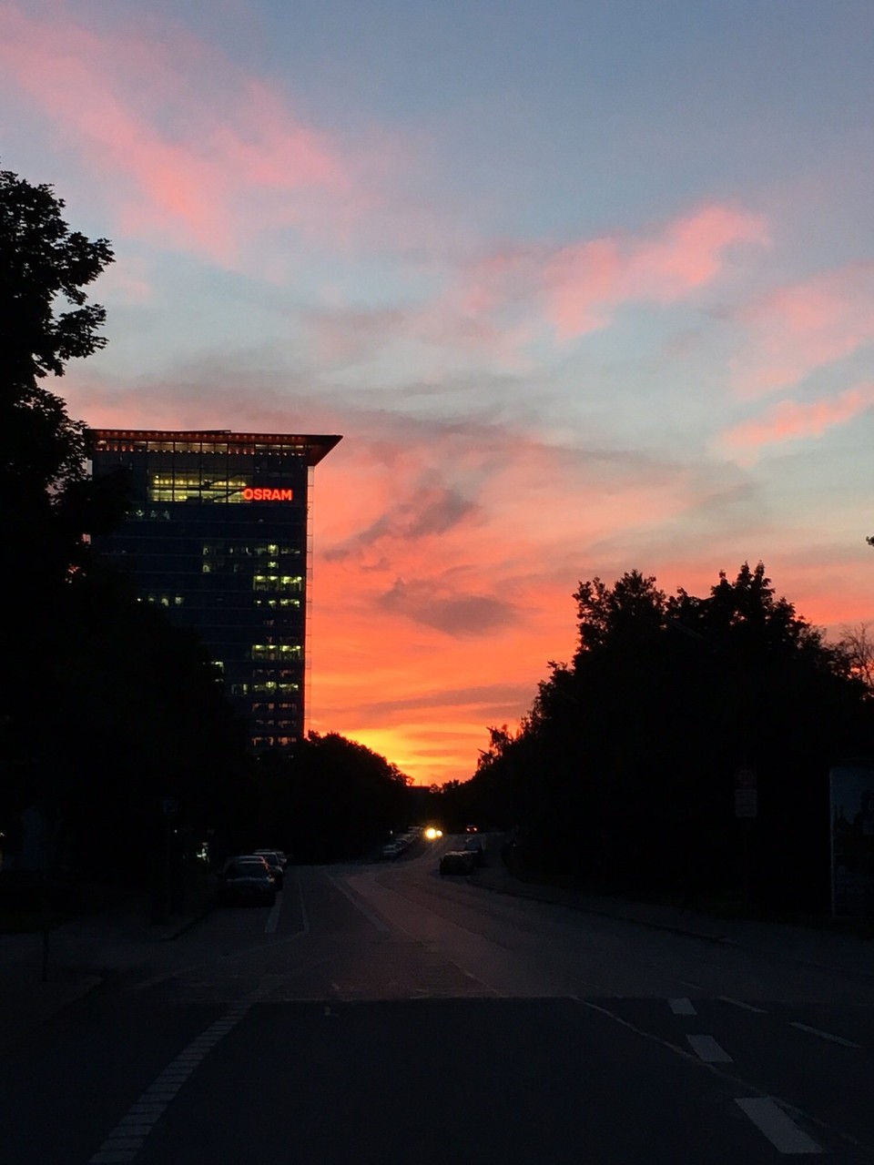 Deutschland - München - Auf dem Rückweg zum Hotel einen wunderschönen Sonnenuntergang gesehen und dann schnell ins Bett.