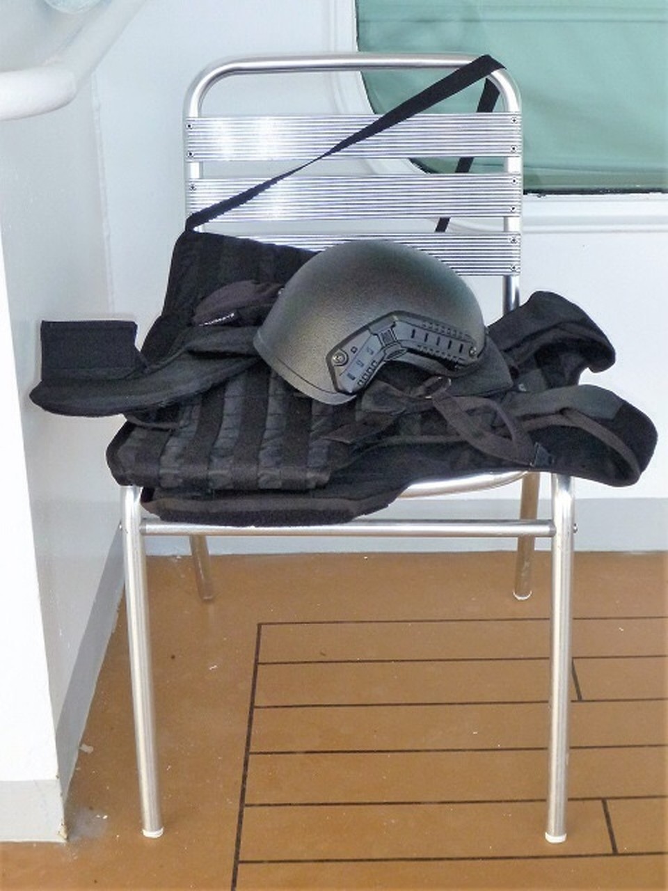 -  - Kugelsichere Weste und Helm sind parat 