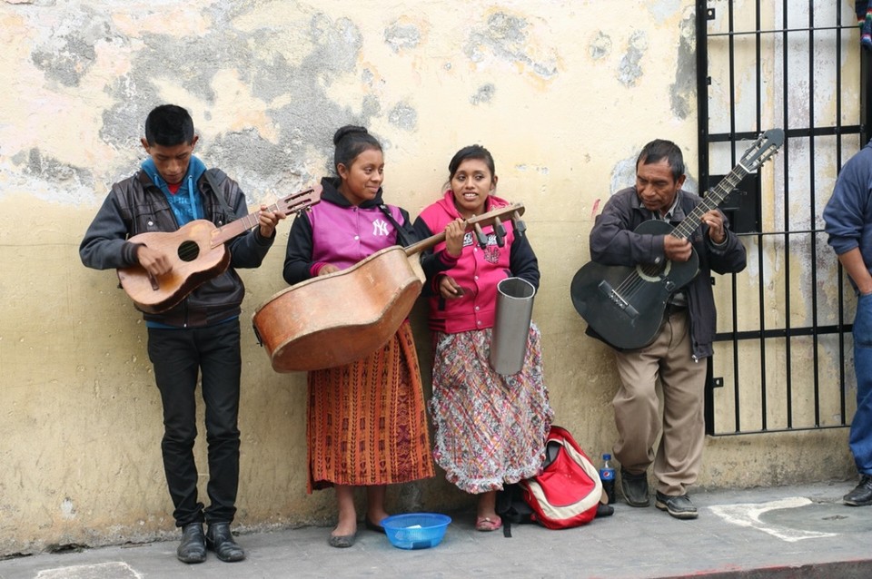 Guatemala - La Antigua Guatemala - "Live-Band" auf der Straße von Antigua