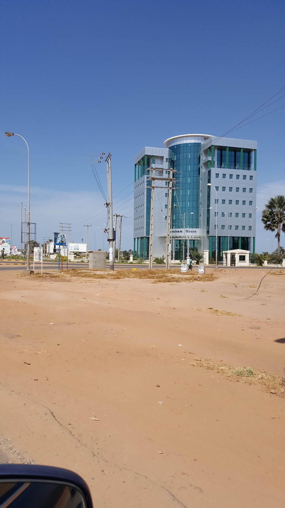 Gambia -  - Yunusa erzählt mir, dass hier der scheidende Diktator eine seiner Residenzen hat. Besser keine Nahaufnahme machen. Die Wahl hat er verloren und will freiwillig die Macht abgeben. Vor einigen Tagen war an diesem Ort noch eine von vielen riesigen Partys. Die Menschen feiern und freuen sich über den ersehnten politischen Wandel.  