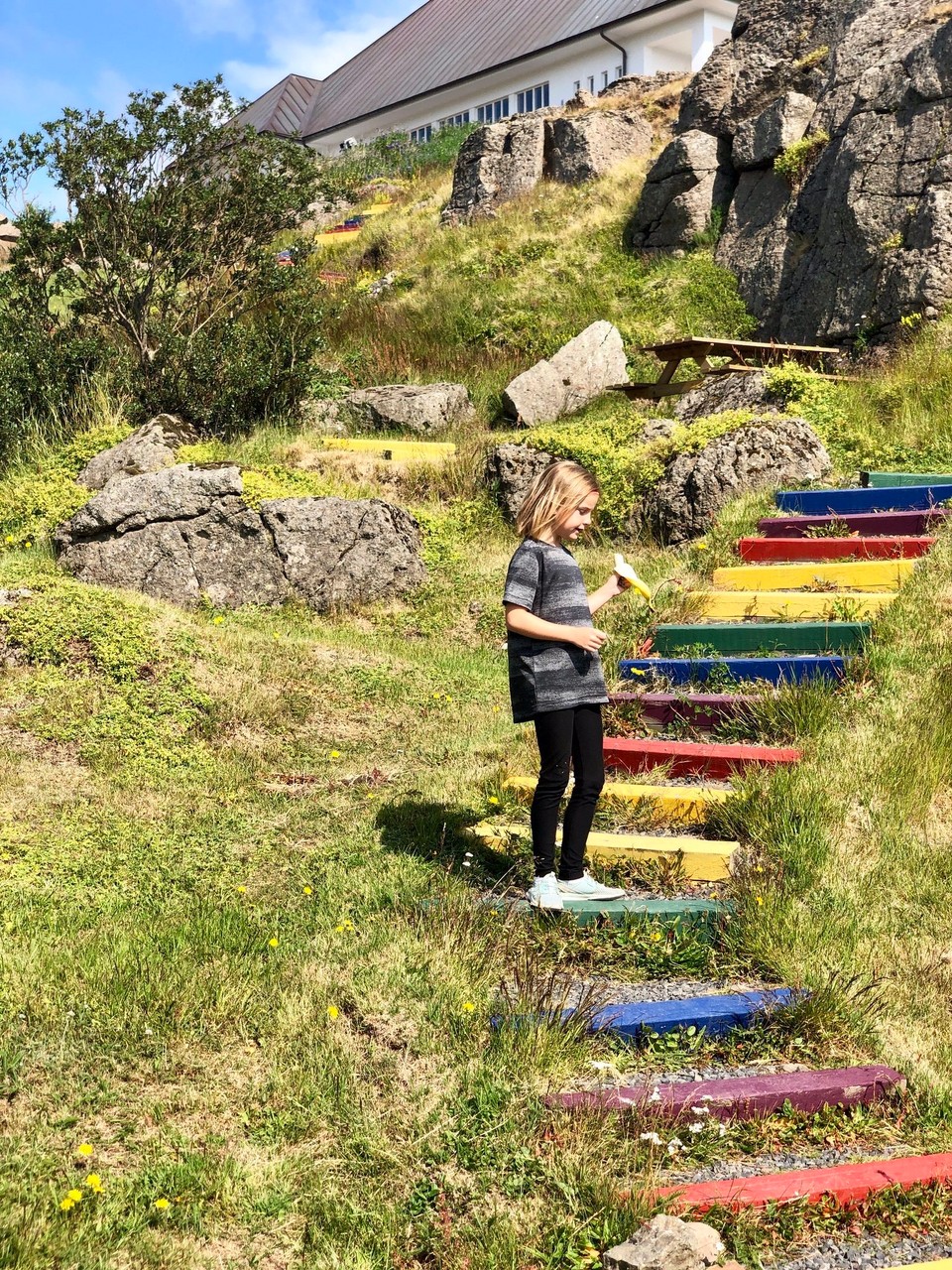 Island - Hólmavík - Die Stufen sehen auch so schön aus. Tolle Idee. Macht Spass, hoch zur Kirche zu laufen...