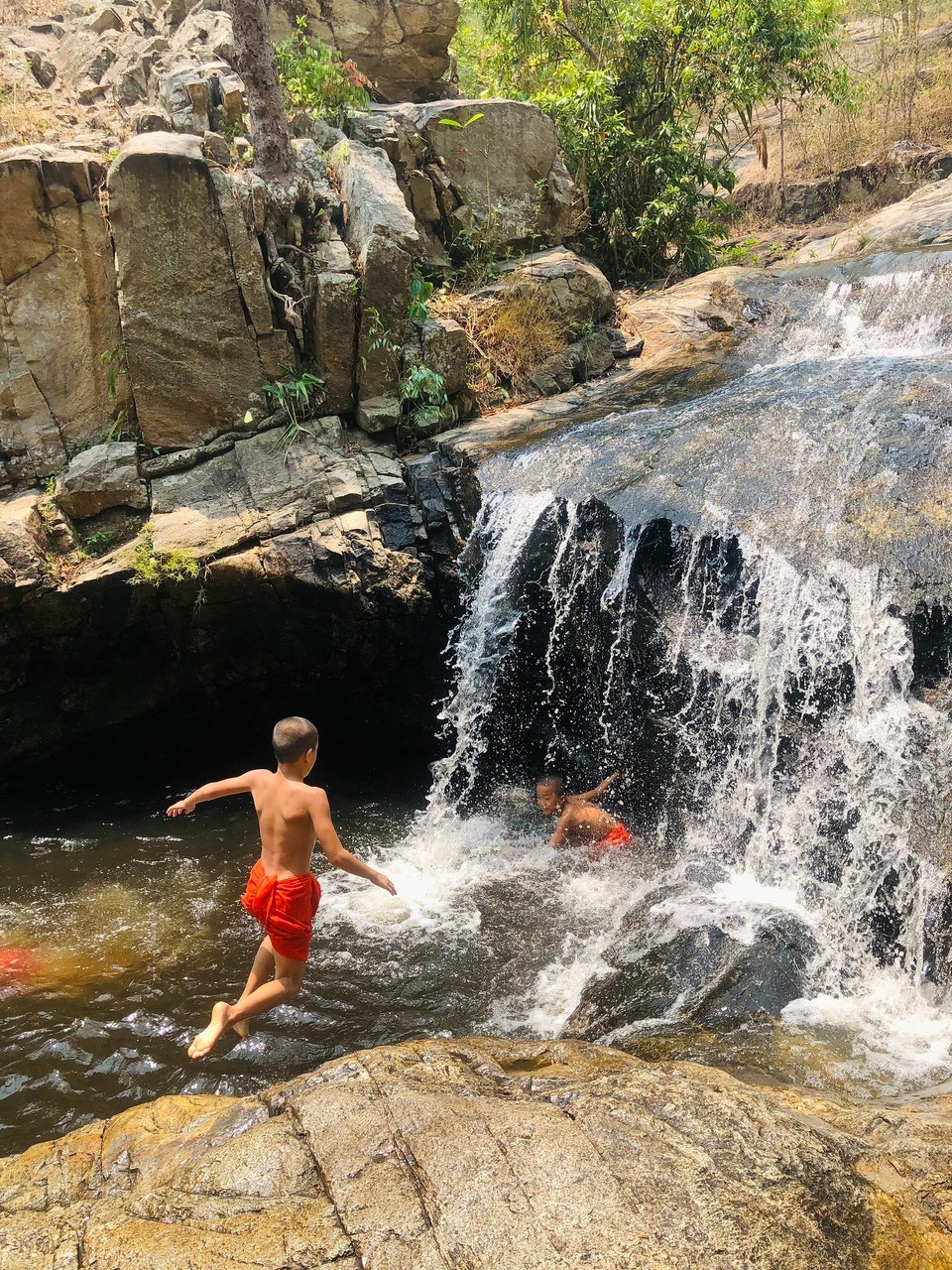 Thailand - Mueang Chiang Mai - Auch die Mini-Mönche badeten. 🪷