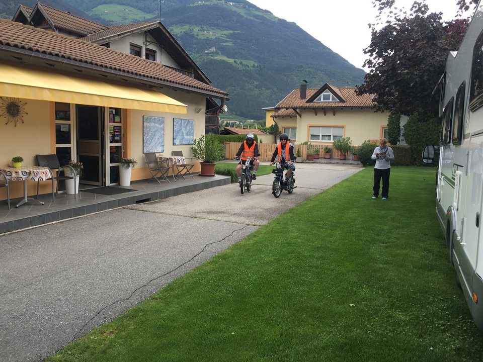 Italien - Latsch - Die 2 können es nicht verwarten! 🙄