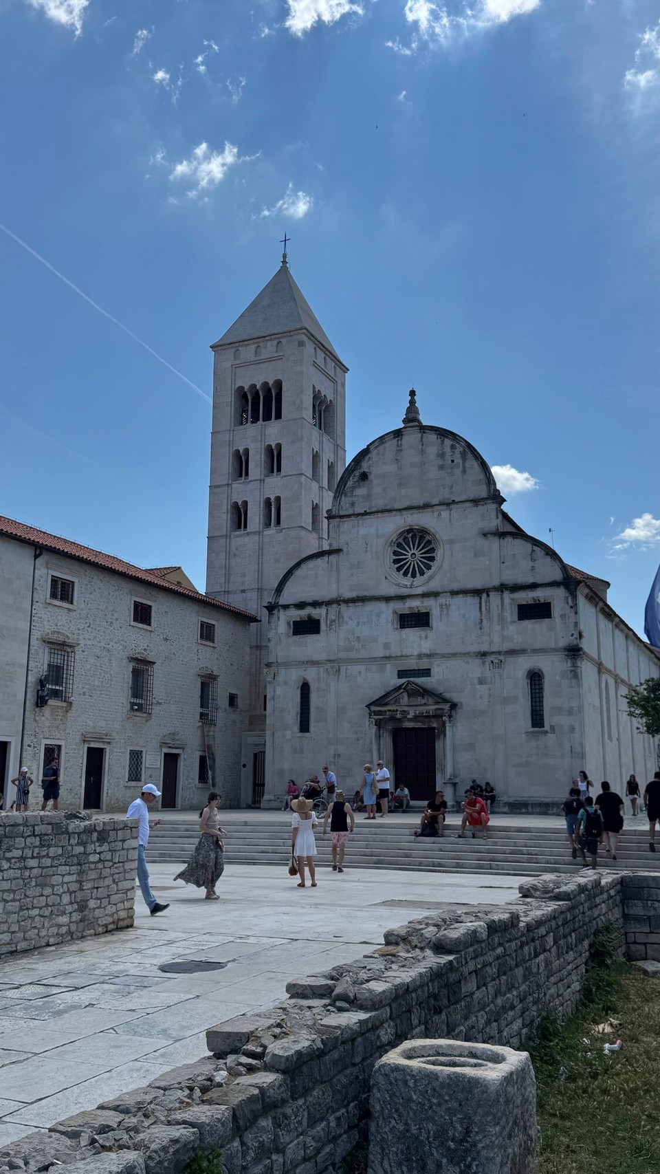 Kroatien - Zaton - Überreste römischer Bauwerke, alte Stadtmauern und -tore aus dem Mittelalter.