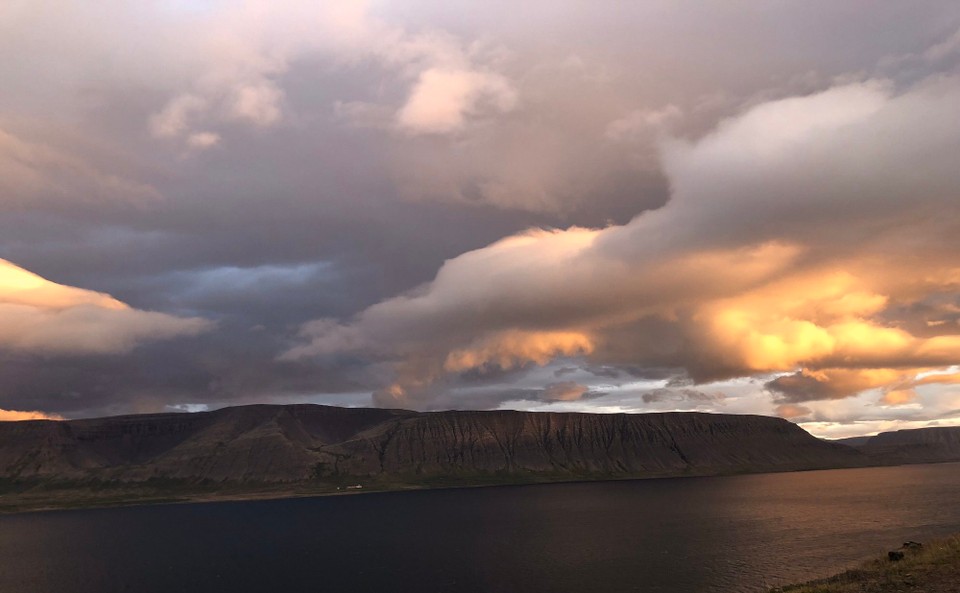 Island - Ísafjarðarbær - Nur noch fünf bis sechs Kilometer, dann verlassen wir den Arnarfjörður und fahren noch einmal über die Berge bis nach Þingeyri. Dort hat Ulli den nächsten Campingplatz ausfindig machen können...