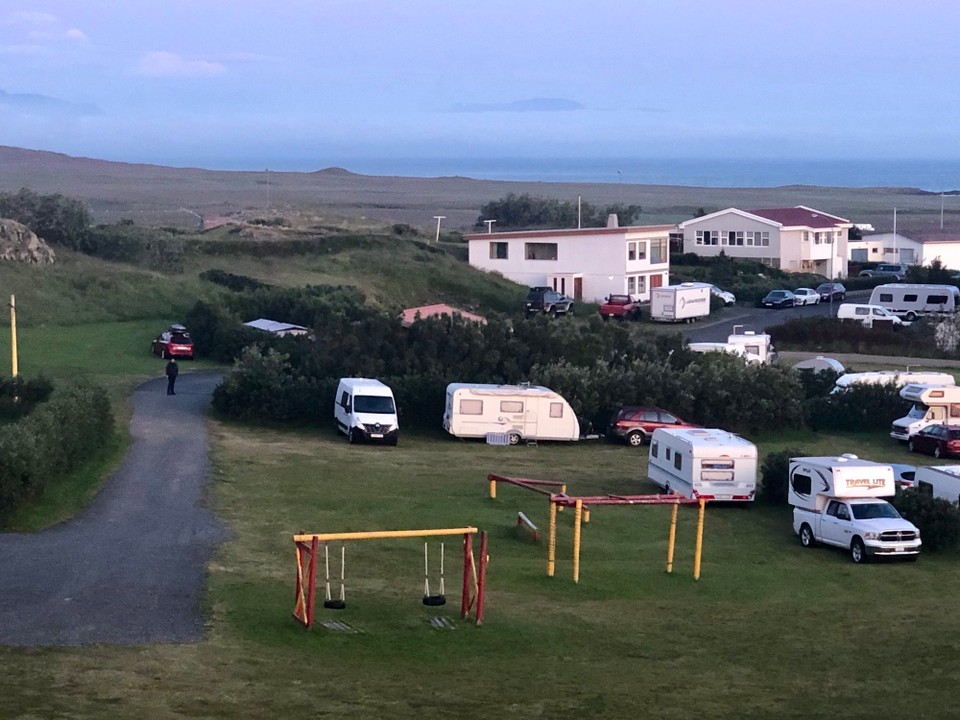 Island - Sveitarfélagið Skagaströnd - Da unten hat unser kleiner Camper einen schönen Platz gefunden...