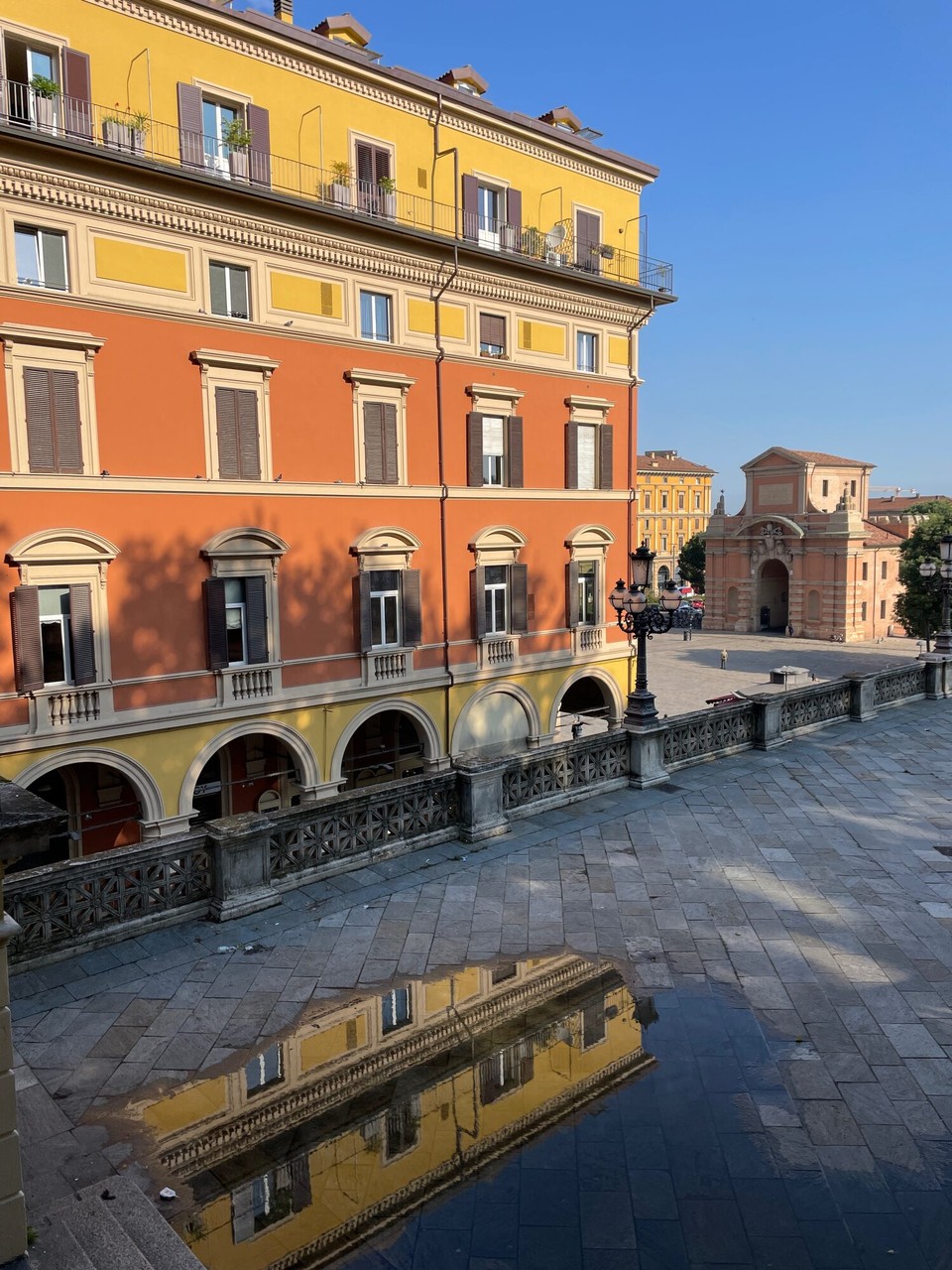 Italien - Bologna - Auch im Regen strahlten die Häuser
