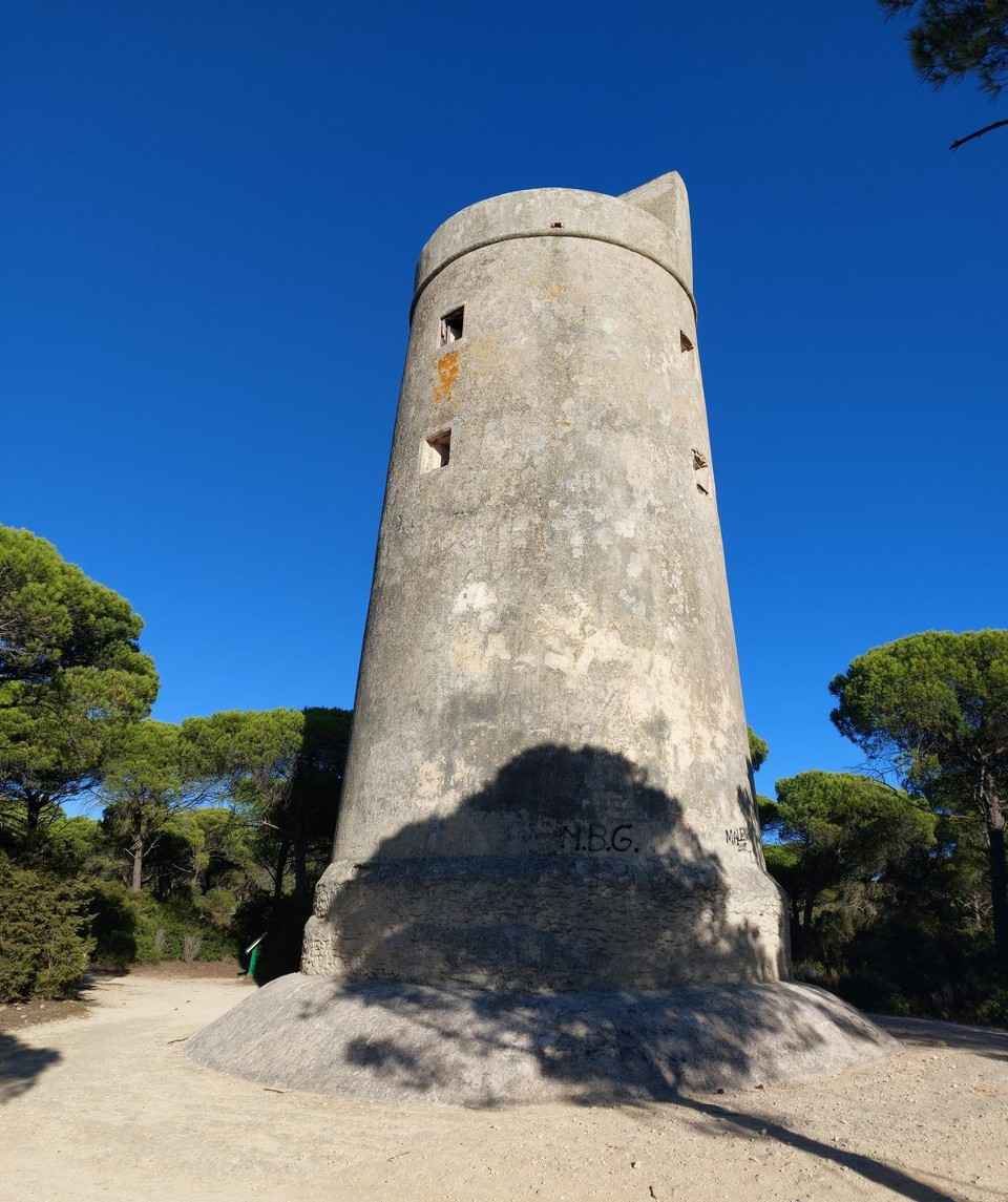 Spanien - Barbate - Einer der vielen "Verteidigungs-Türme" an der Argave. Eigentlich sind es aber eher "Aussichtstürme" um den herannahnden Feind rechtzeitig zu entdecken.