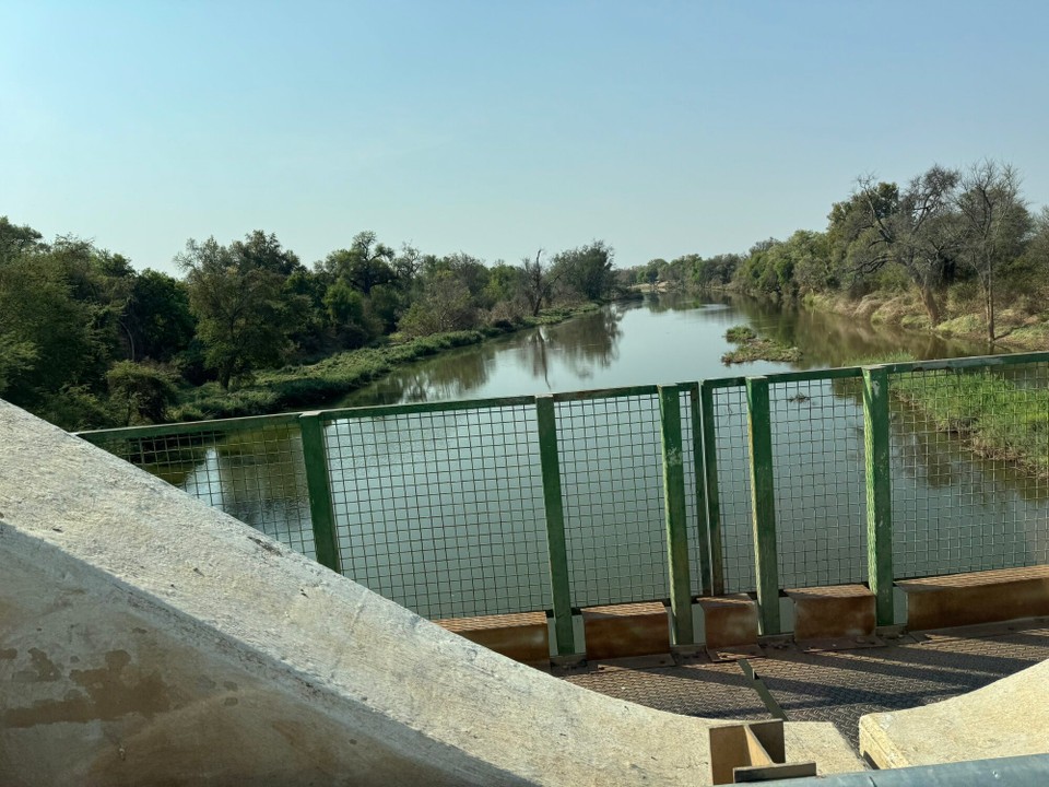 Botsuana -  - Die Brücke nach Botswana, wir haben es geschafft. Noch schnell duschen und ins Bett, morgen dann mehr.