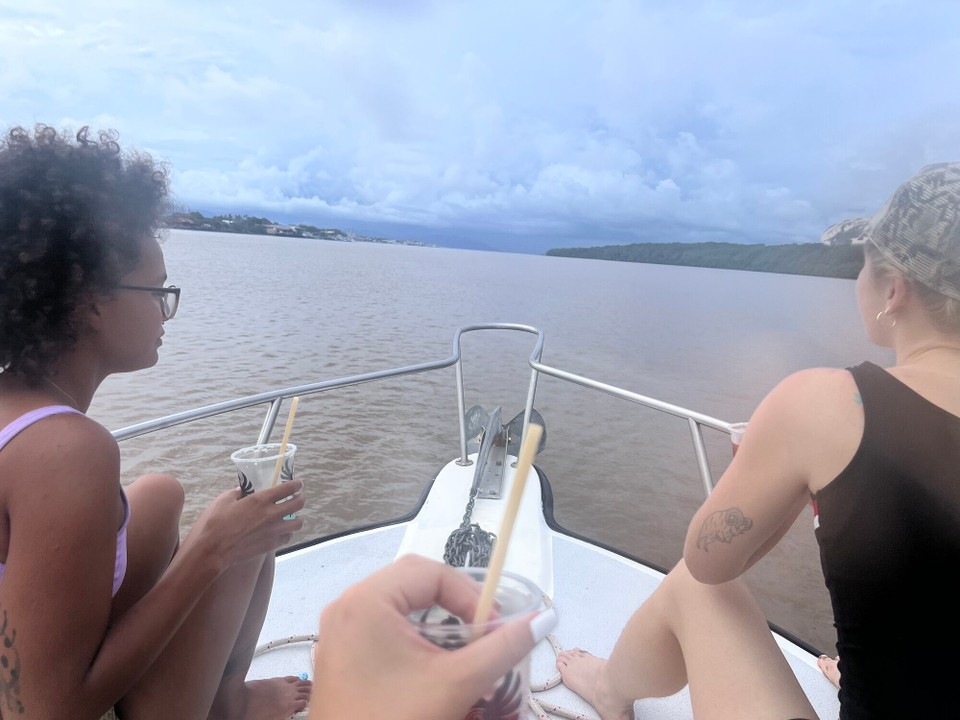Costa Rica - Puntarenas - Jetzt aber fertig gmotzt: nach ere unterhaltsame Uberfahrt mit eme sehr spazielle Fahrer wo chli zu vill Droge nimmt simmer uf e Bootstour. Det hemmer mit eme Tequila sunrise gstartet und sind denn los uf e einsami Insle