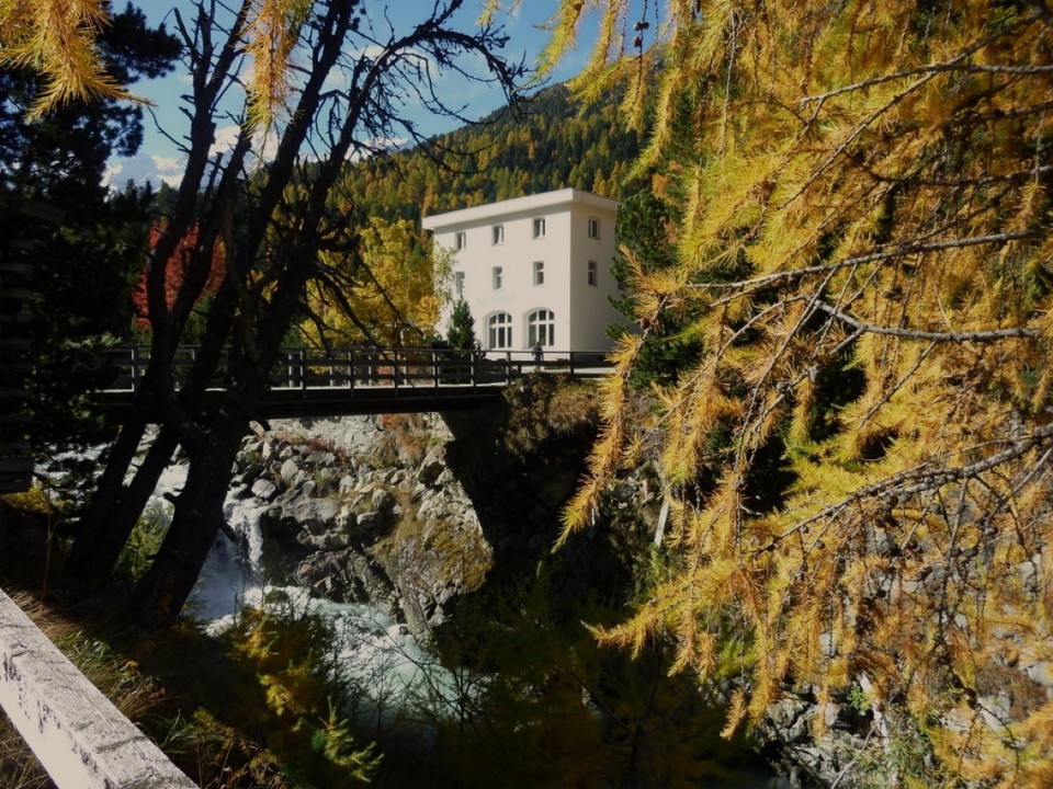 Schweiz - Pontresina/Engadin - .... am wild tobenden Gletschergewässer... Fußgängerbrücke vom Parkplatz zum Hotel und der Bahnstation