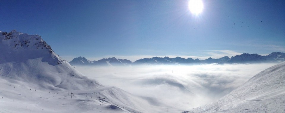 Österreich - Sankt Anton am Arlberg - Die Wolken "fließen" über den Arlbergpass