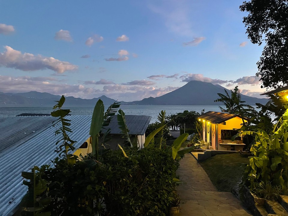 Guatemala -  - Abendstimmung am See mit Family Dinner und Beer Pong Turnier 🍱 