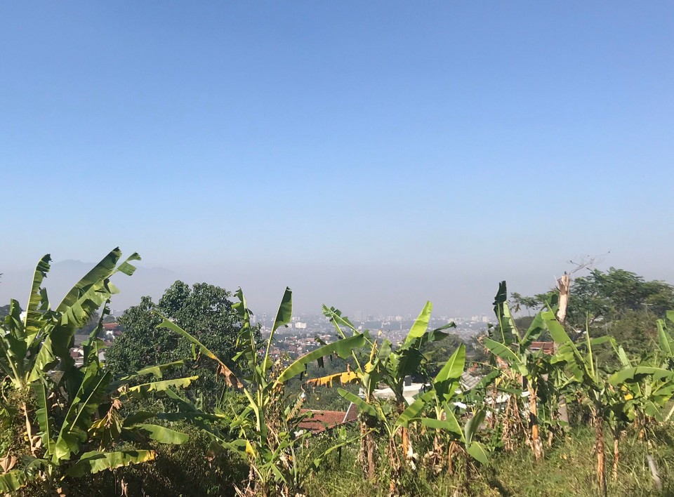 Indonesien - Coblong - Bandung in a bowl -so nennen Sie den Ausblick vom Schulgarten über die dunstige Stadt
