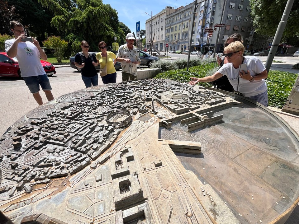 Kroatien - Pula - Stadtmodell in Bronce
