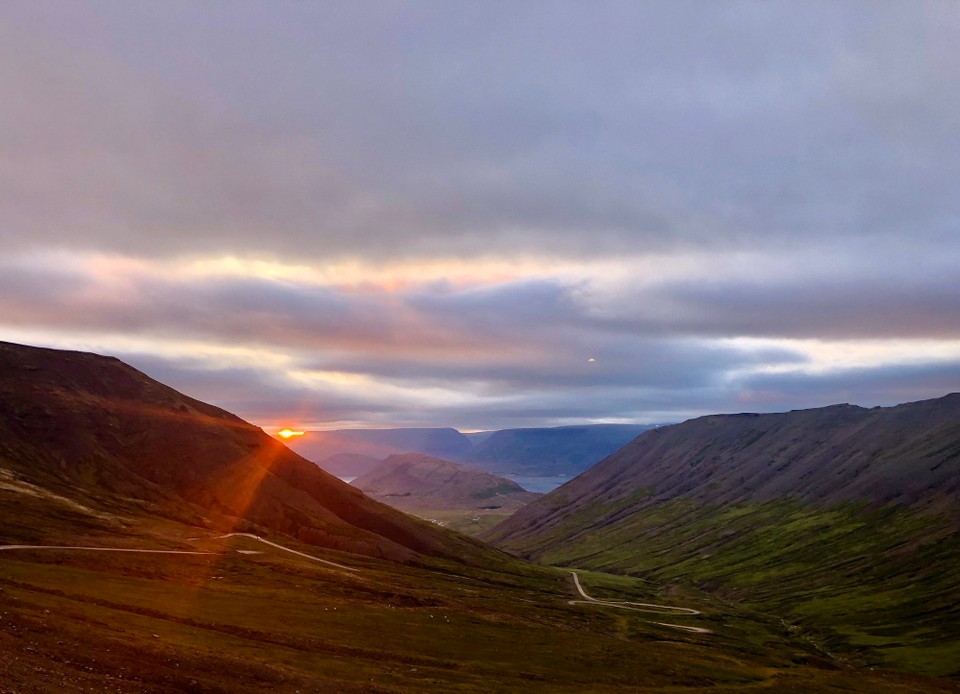 Island - Ísafjarðarbær - Und keine zweihundert Meter weiter bekommen wir heute unser letztes Geschenk des Tages... nachdem sich heute Abend die Sonne recht gut versteckt gehalten hat, bricht sie für uns noch einmal kurz zum Abschied gerade oben auf dem Pass durch 🥰 Mega...