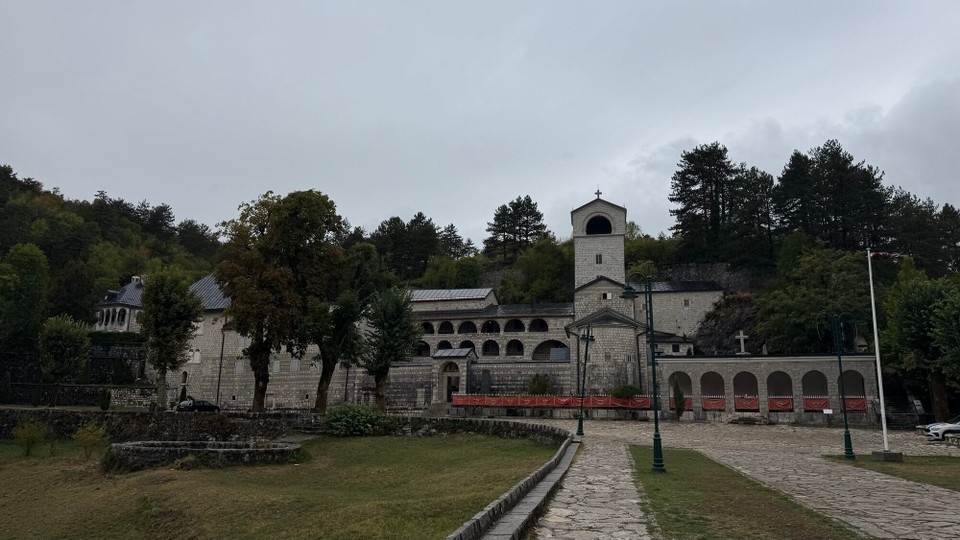 Montenegro - Cetinje - Das Kloster in Cetinje wurde unglücklicherweise bei osmanischen Angriffen öfter zerstört und erneut aufgebaut. Das heutige Gebäude stammt aus dem 18. Jahrhundert.