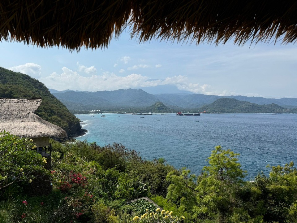 Indonesien - Karangasem - Bi dera Ussicht gnüssemer a Cappuccino und a feina Dessert.