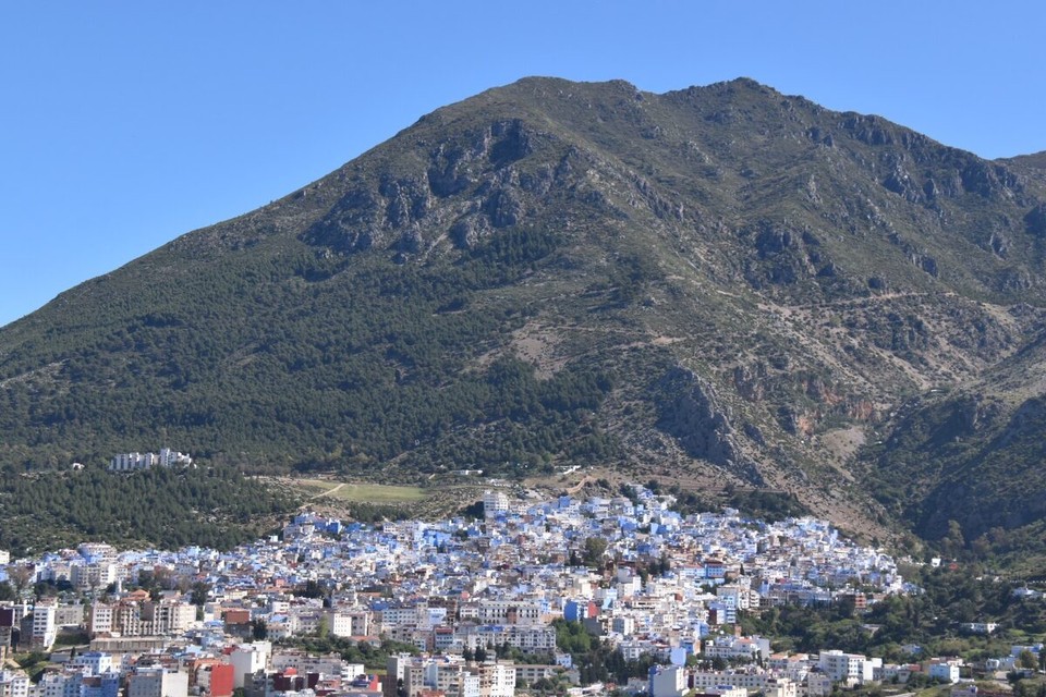 Marokko - Fes - Rif-Gebirge ist so etwas wie eine große Hanfplantage, rund 250.000 Hektar soll die Fläche groß sein, auf der die Pflanze hier angebaut wird. Marokko exportiert etwa 3000 Tonnen Haschisch pro Jahr, es ist der größte Lieferant Europas. Und alles ganz legal für medizinische Zwecke.