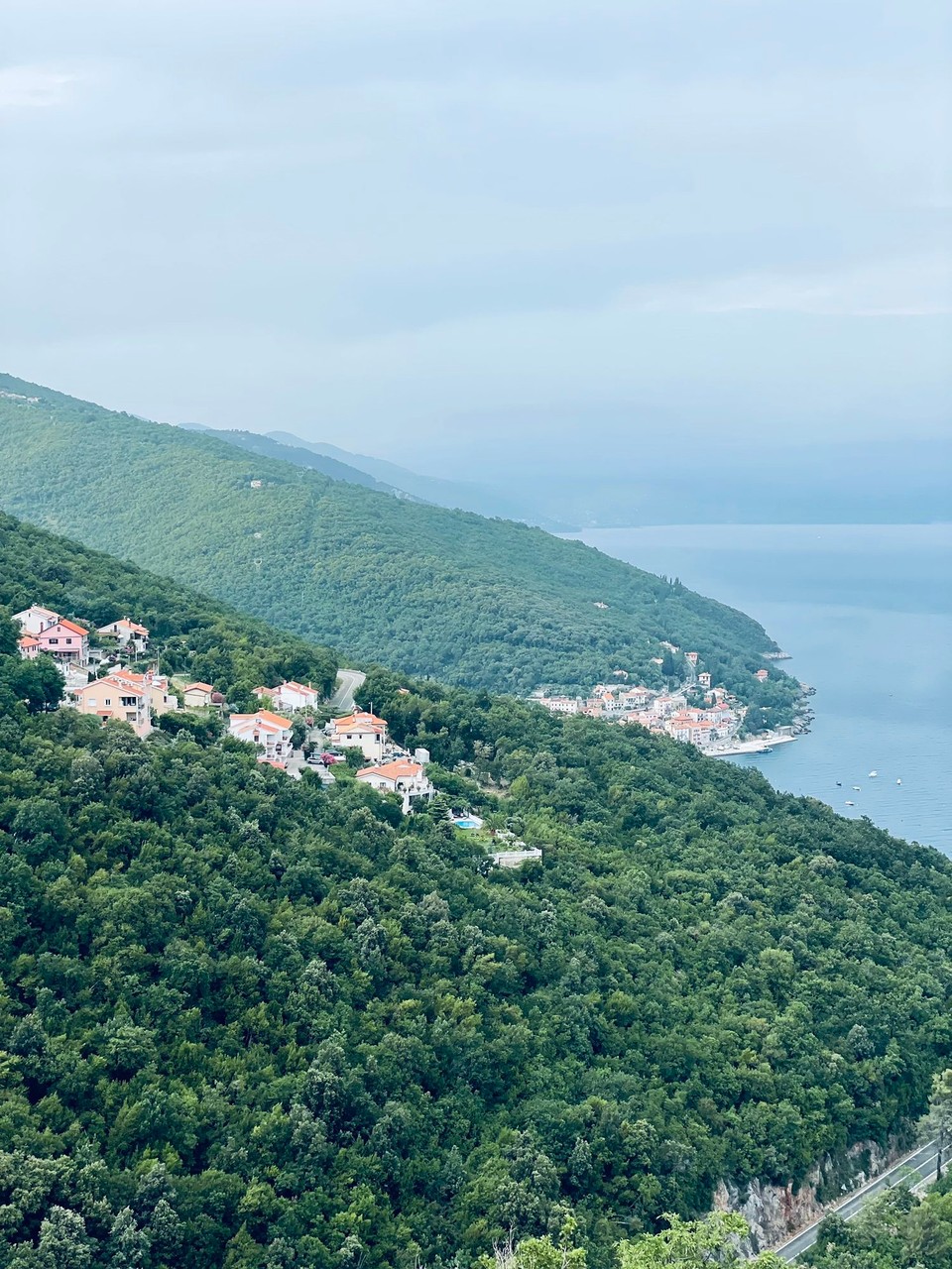 Kroatien - Mošenička Draga - Rechts unten ist unsere Villa zu sehen. 