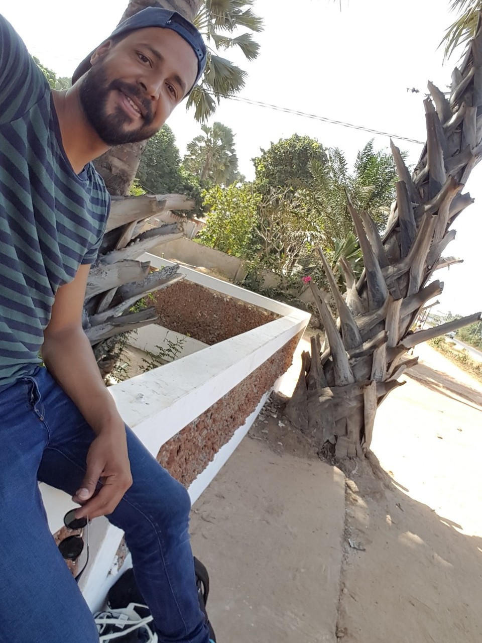 Gambia - Tanji - Heute ist leider schon mein Abreisetag. Yunusa fährt mich netterweise zum Flughafen. Der Flug geht um 13:00 Uhr. Auf diesem Bild bin ich eigentlich ziemlich angespannt. Wir haben bereits 11:45 Uhr und kein Yunusa in Sicht. Der Weg zum Flughafen zieht sich auch noch ein wenig. Am Telefon sagte er vor 20 Min. er sei gleich da. Da kommt der Deutsche in mir hoch. 
Hakuna matata...
Kein Stress Joe.....
Simon.. kannst Du mich abholen😜
