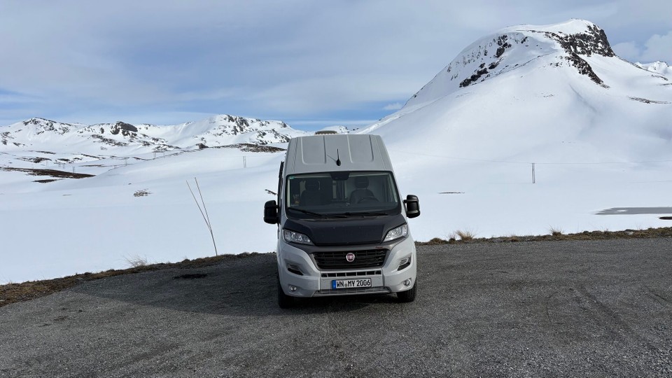 Norwegen - Vik - Stellplatz am See (der sich unterm Schnee versteckt) 