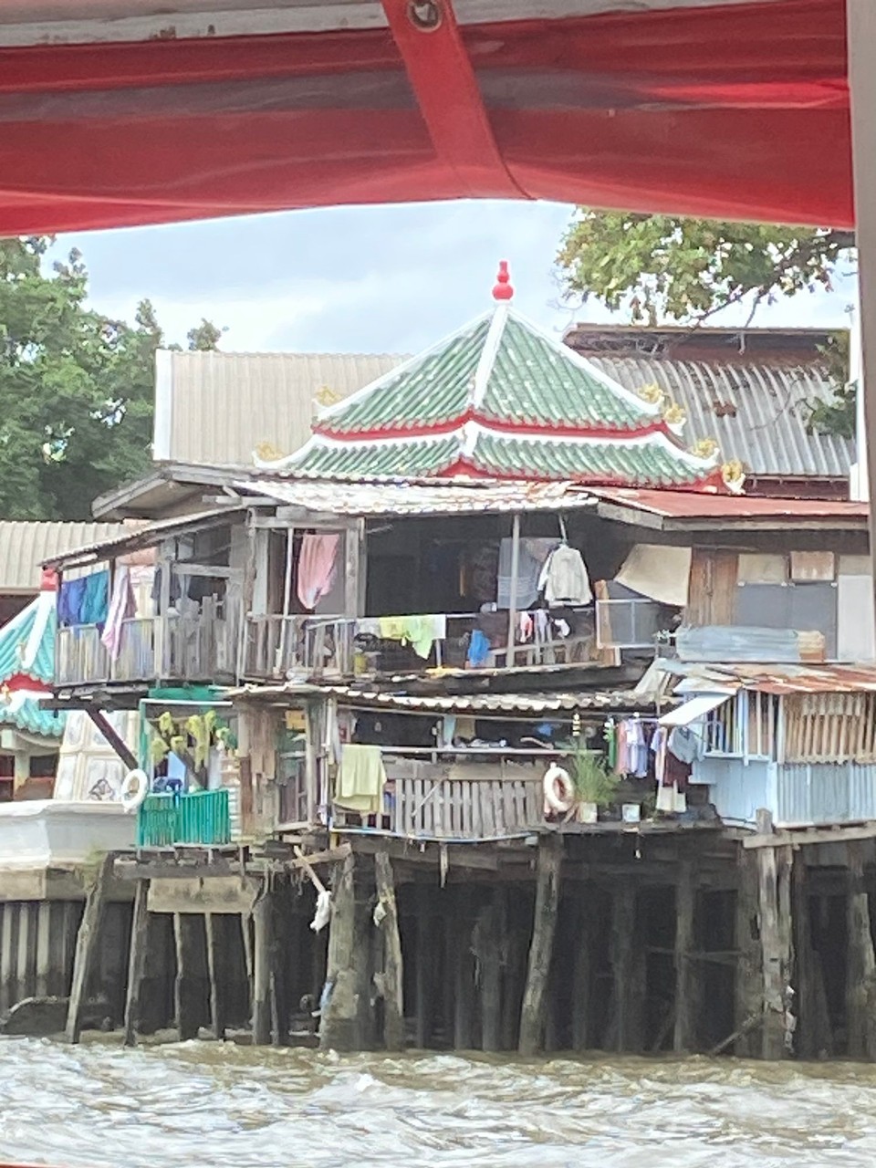 Thailand - Bangkok - Das sind die Lebensbedingungen der Einheimischen am Fluss.