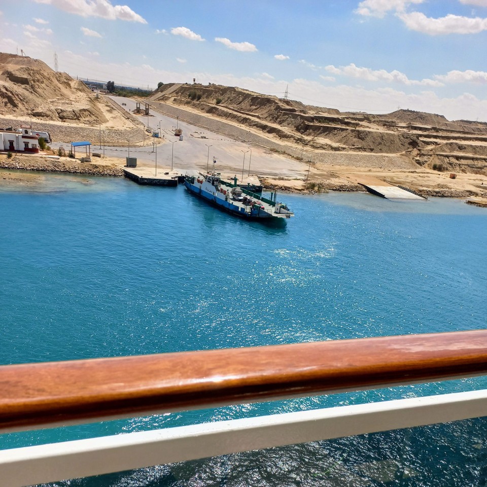 Ägypten - Sueskanal - Unterwegs sehen wir immer wieder Fähren.