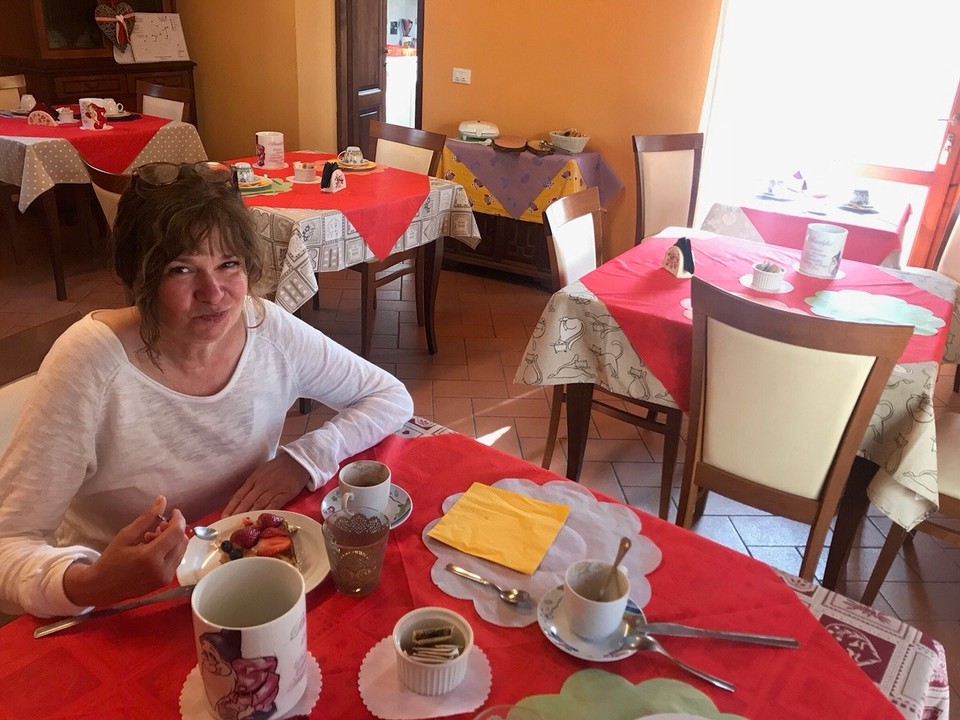Italien - Florenz - Ein liebevolles Frühstück in farbenfrohen Räumen