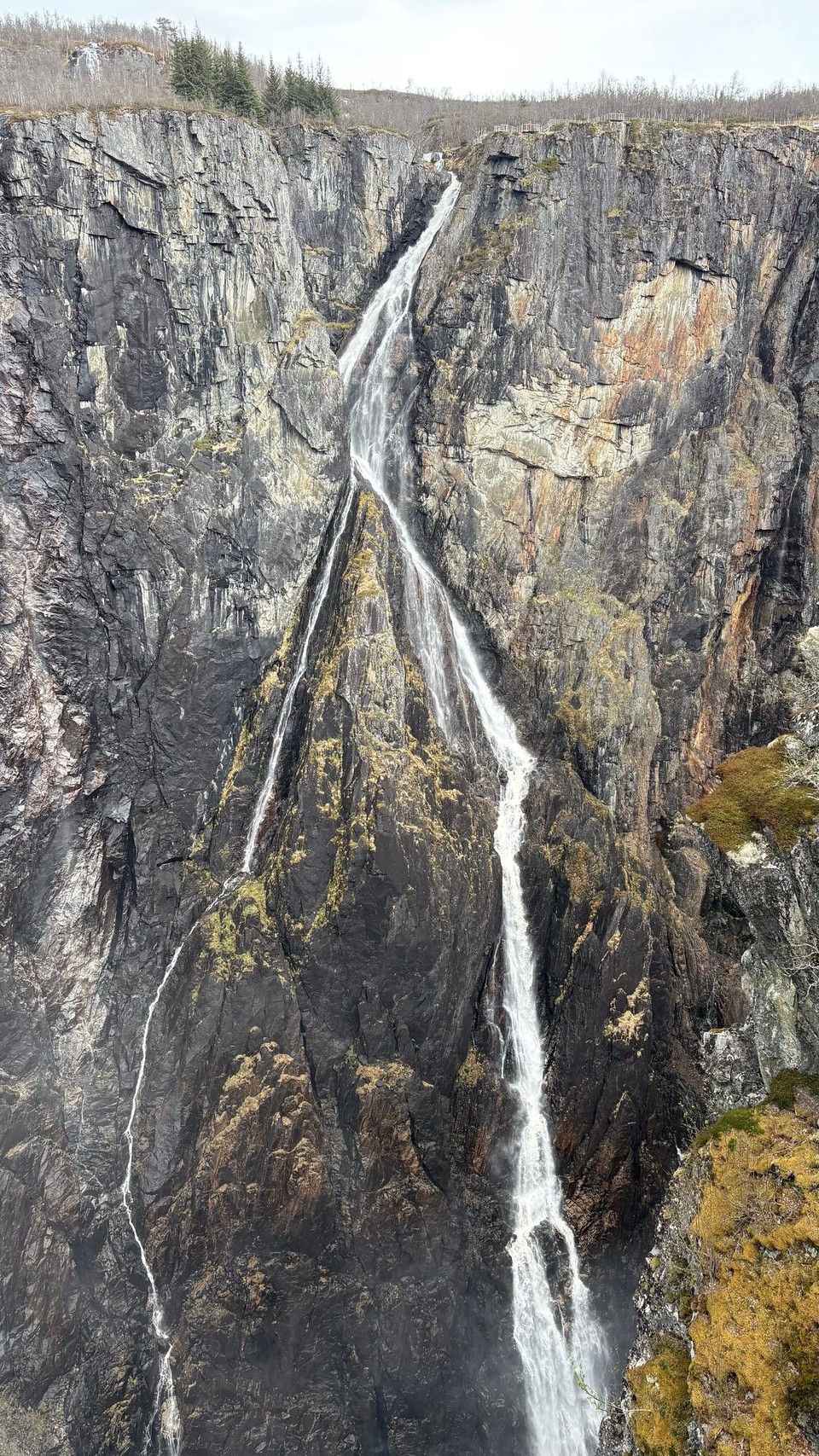 Norwegen - Vøringsfossen - Hoher Wasserfall (300m Fallhöhe)