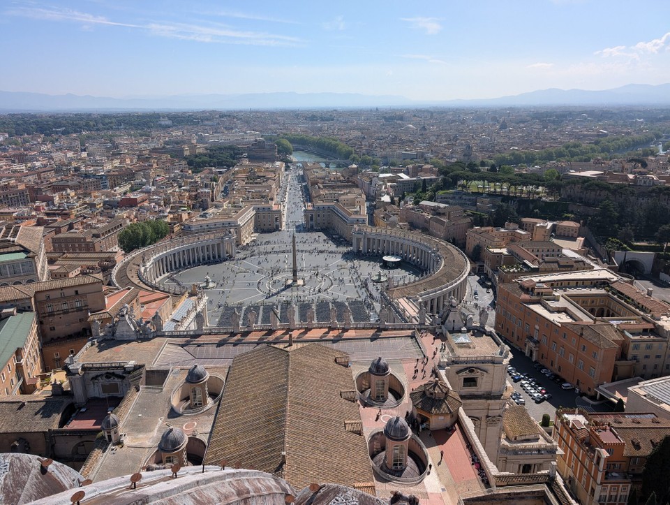 Italien - Rom - Das Anstehen und der Aufstieg wird belohnt: Der Ausblick hier oben ist überwältigend. Über den  Petersplatz hinaus liegt uns ganz Rom zu Füßen. 