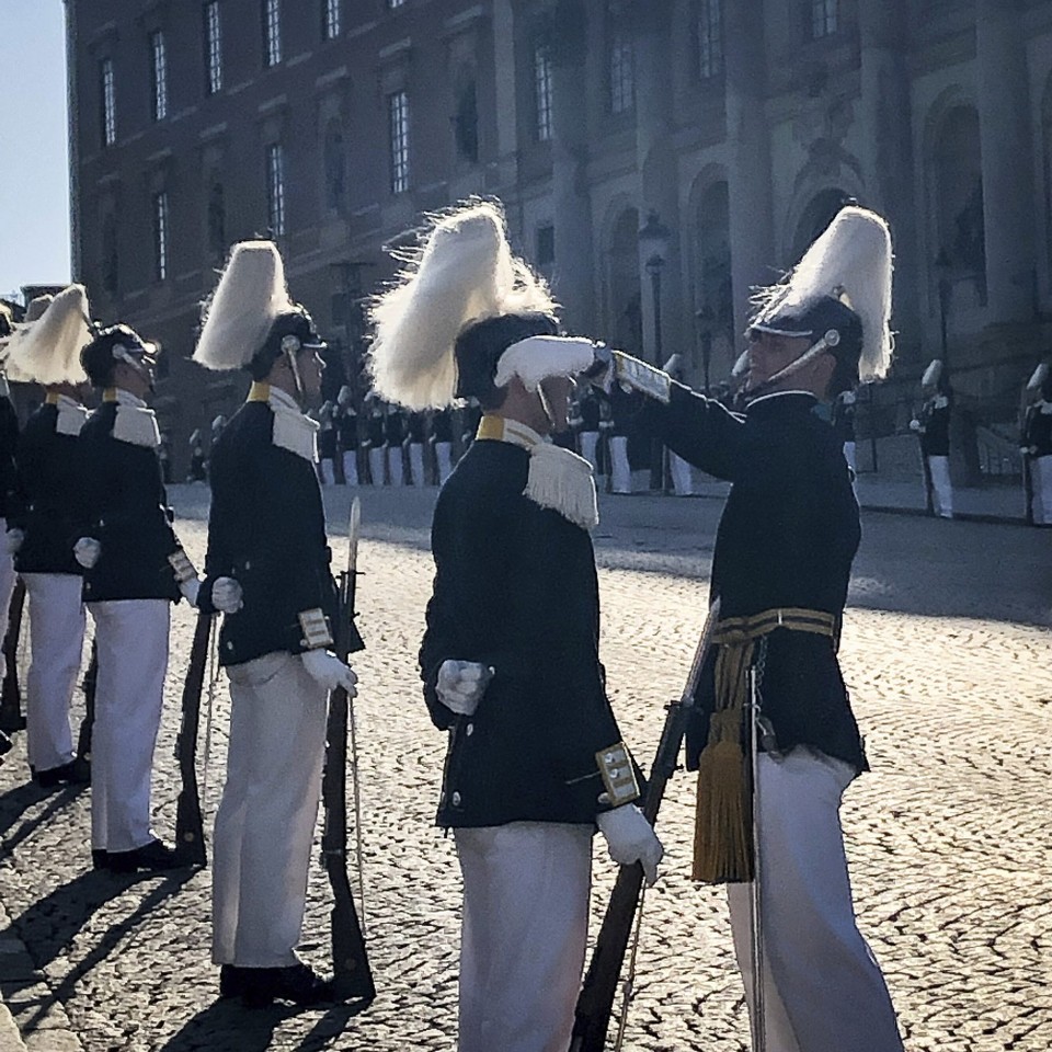 Schweden - Stockholm - "Sie hat die Haare schön... " Alles muss stimmen, bevor die königliche Familie vorbeifährt.