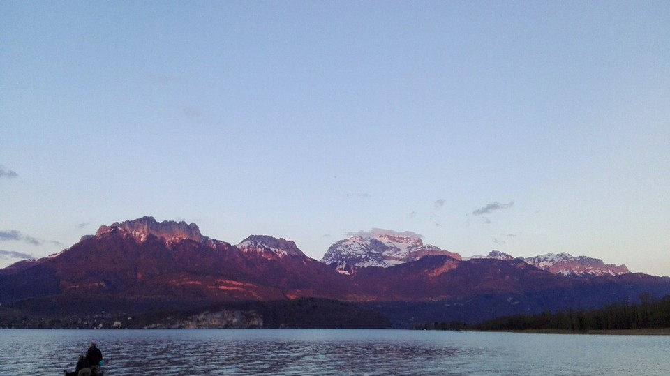 Frankreich - Sévrier - Sonnenuntergang küsst die Berge - ein ganz kurzer, magischer Moment!