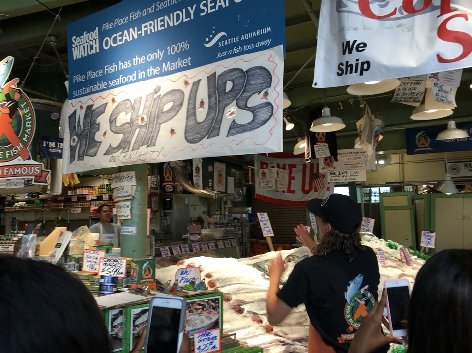 USA - Seattle - Und da kommt ein Fisch geflogen - und er wurde natürlich gefangen