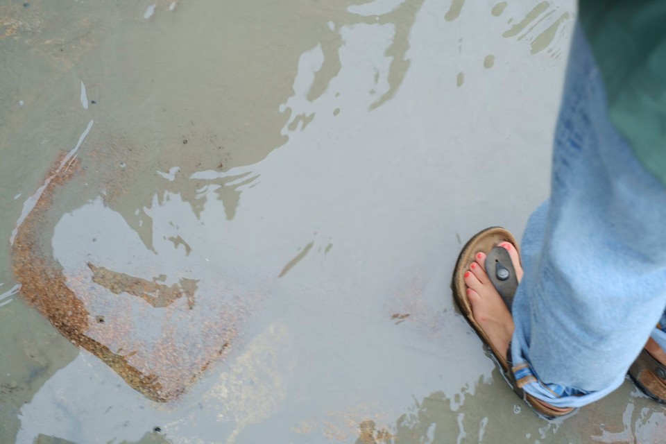 Frankreich - Le Mont-Saint-Michel - … und man kommt gerade so mit trockenen Füßen in die Festung.