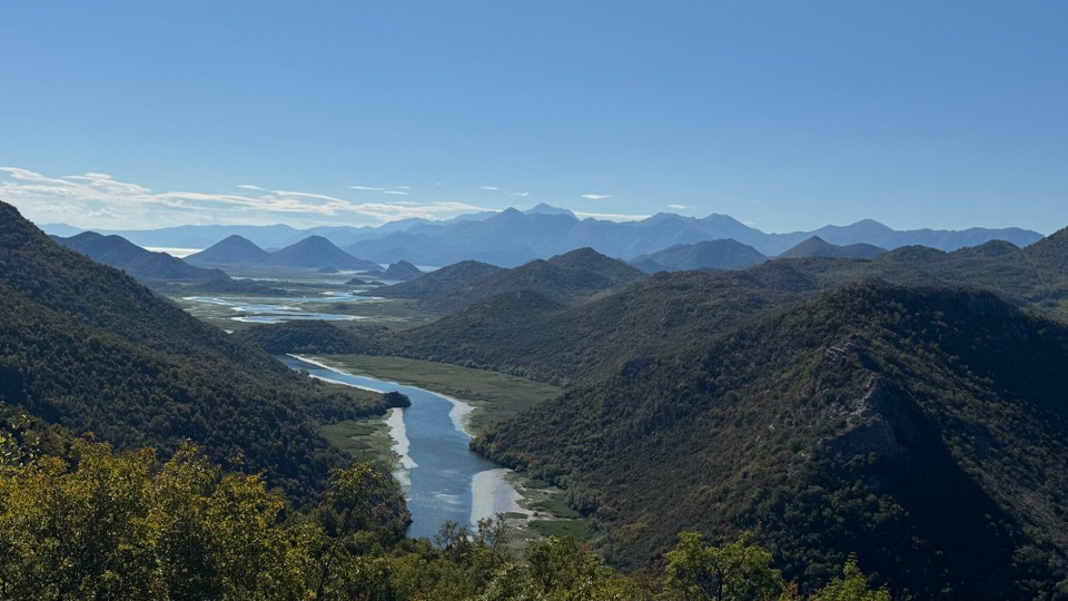 Montenegro - Žabljak - Wie ihr sehen könnt, haben wir wieder schönstes Wetter bei 28 Grad.
Bevor wir zu unseren nächsten Ziel aufbrechen, machen wir einen kleinen Umweg Richtung Süden.