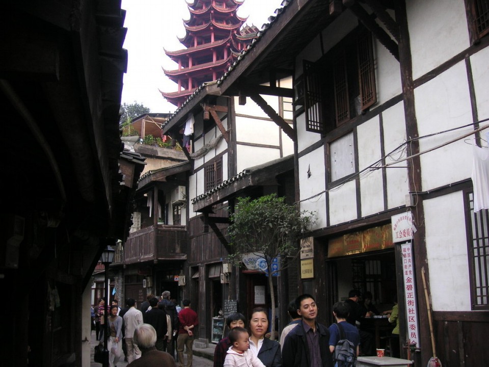 China - Chongqing - im Hintergrund Pagode aus der Song-Zeit (960-1127)