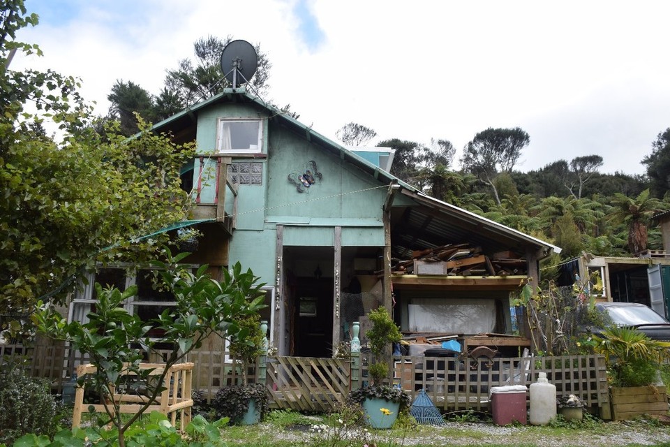 Neuseeland - Whangarei - Unsere Airbnb-Unterkunft! Mit dem Wohnwagen auf der rechten Seite hat alles angefangen - jetzt ist er Teil des Hauses...